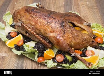 Гусь с яблоками и черносливом