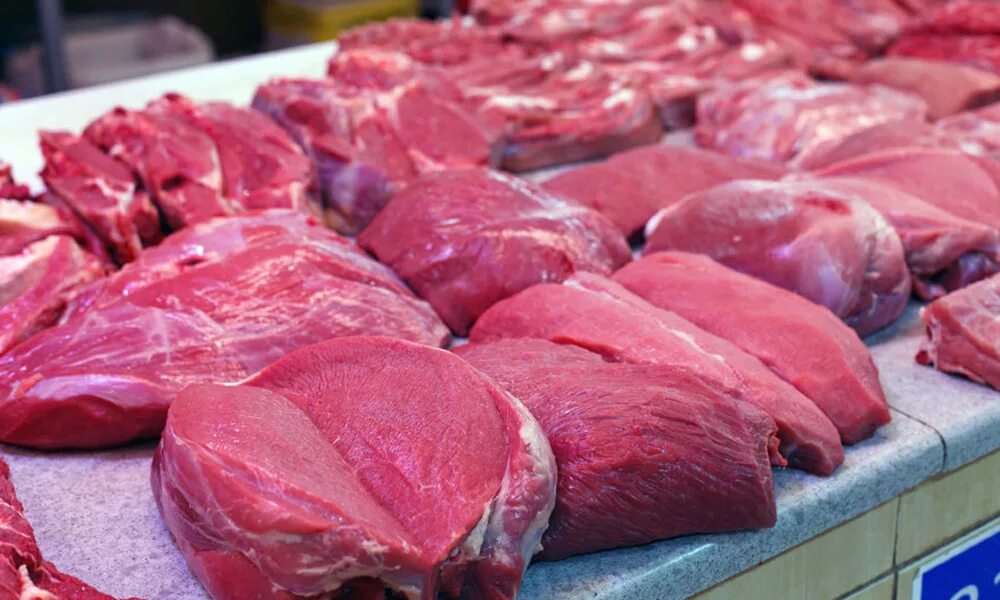 Где продается мясо. Мясная витрина выкладка. Мясная витрина выкладка. Свинина в полутушах охлажденная. Овечье мясо.