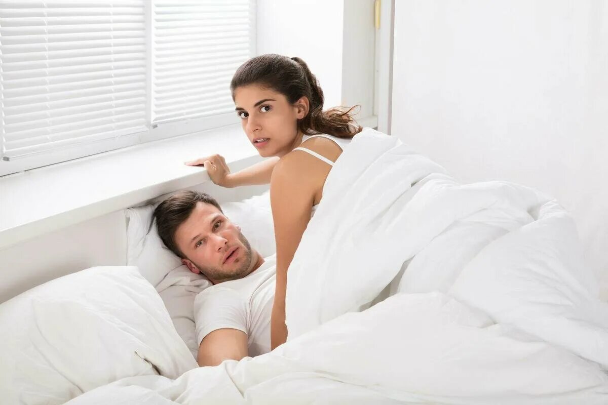 Русские муж и жена в постели. Молодожены в постели. Женщина изменяет. Женская измена мужу. Мужчина и женщина в постели.