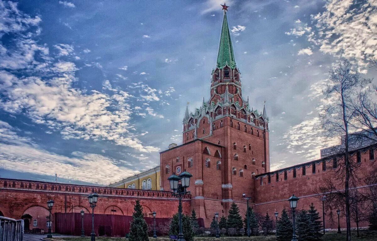 Самая высокая кремлевская башня. Троицкая башня Московского Кремля. Троицкая башня Московского Кремля внутри. Троицкая башня Московского Кремля 1495. Троянская башня Кремля.