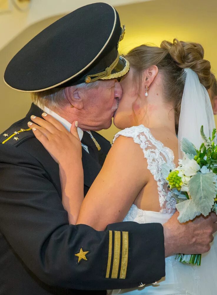 свадебные фотографии. девушка вышла замуж за старика. свадебные наряды для пары. жениться ли на молодой. жениться ли на молодой.