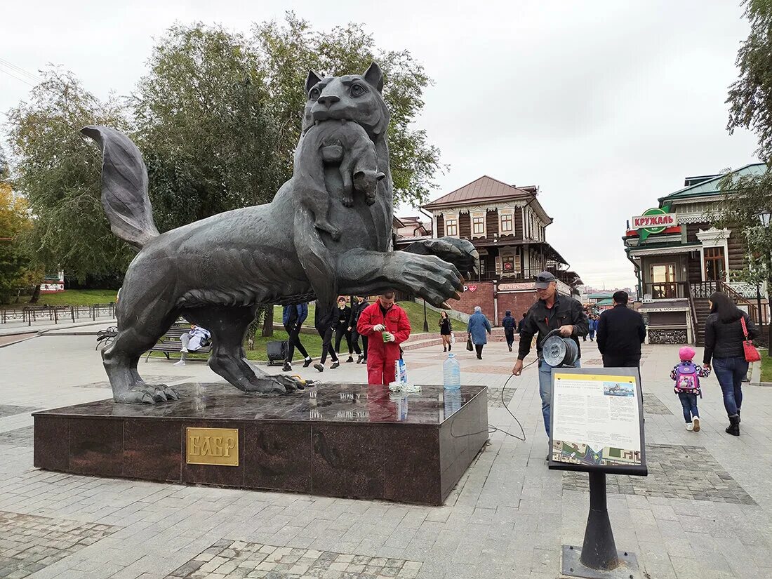 Что посетить в иркутске. Иркутск достопримечательности. Иркутск за один день. Достопримечательности Иркутска за 1 день. Памятники Иркутска с животными и человеком.