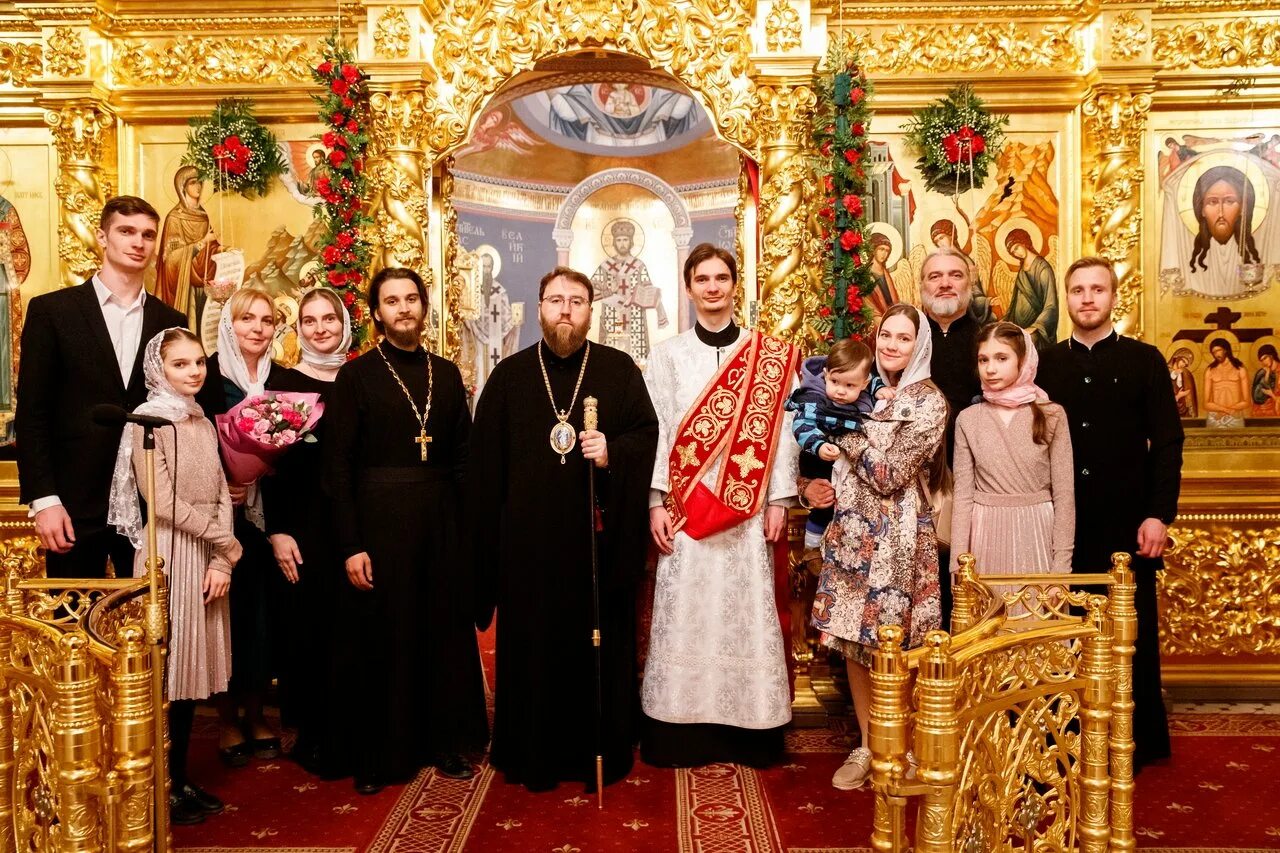 Служба в свято троицком храме. Пасхальное богослужение в Свято Троицком храме в Саратове 2023. Владыка Саратовской епархии. Святая Троица богослужение.