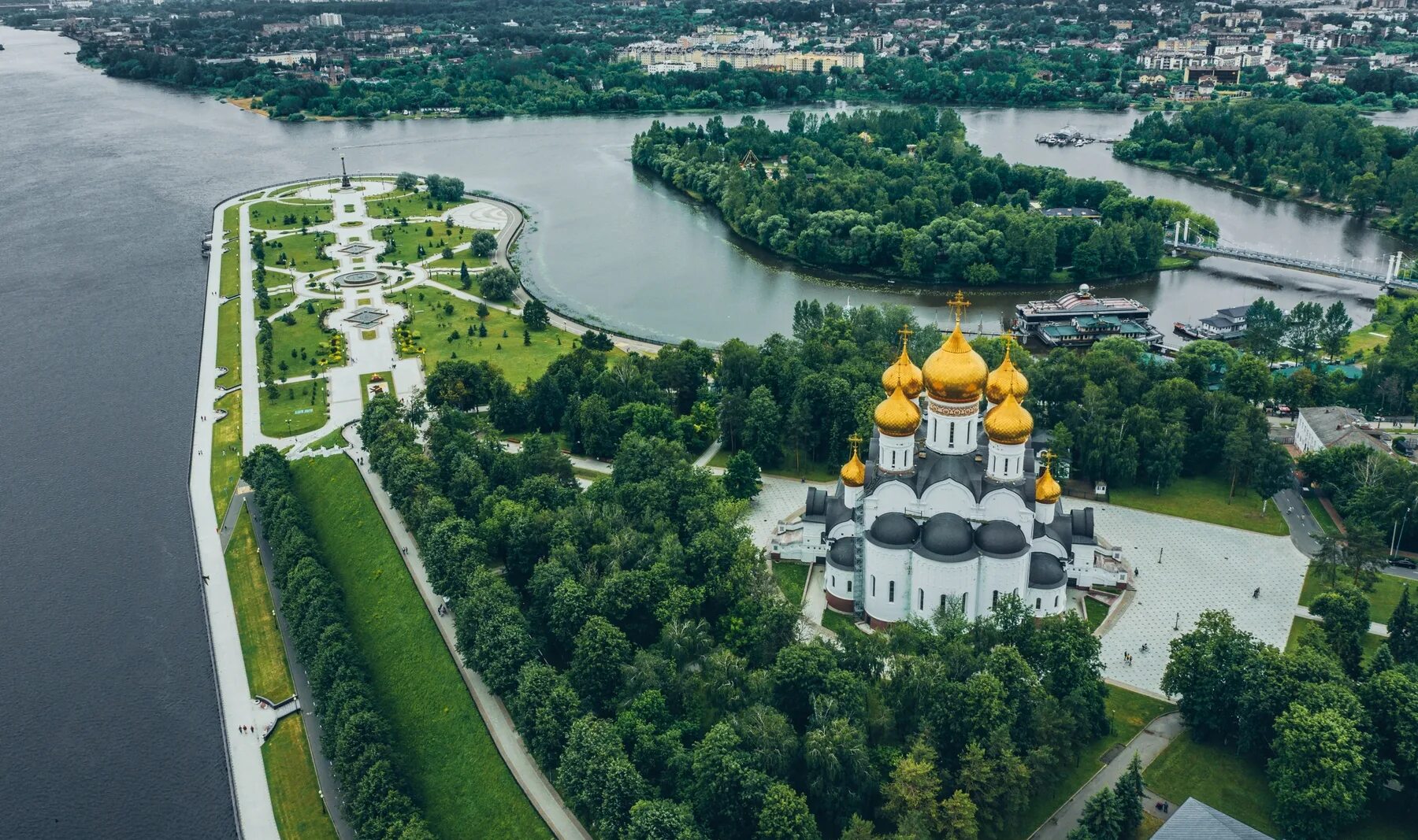 Ярославская стрелка. Ярославль Волга и Которосль. Парк на стрелке Ярославль. Стрелка Волги и Которосли Ярославль. Ярославль набережная стрелка.