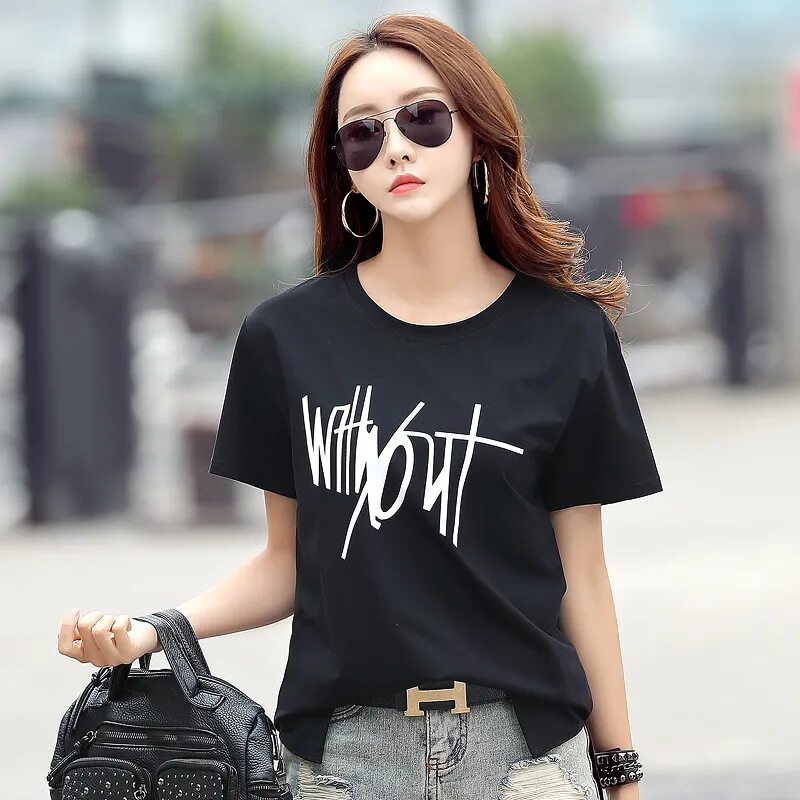 Футболки женские лето тренды. Модные футболки 2021. Футболка девушка. Дизайнерские футболки женские. Женские футболки тренд.