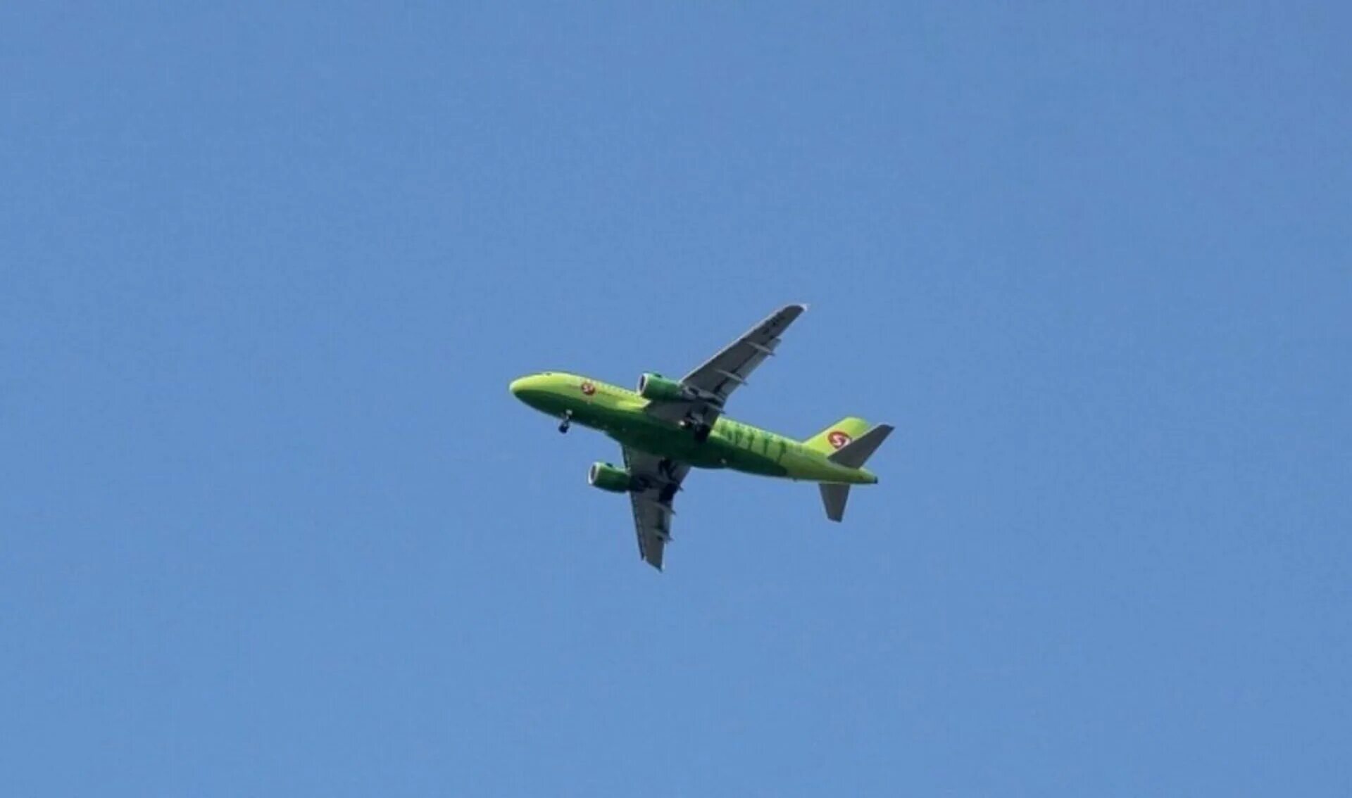 Полет на самолете пермь. Зелёный самолёт. Самолёт s7 Airlines. Зелёный самолёт Пермь. Пермь из самолета.