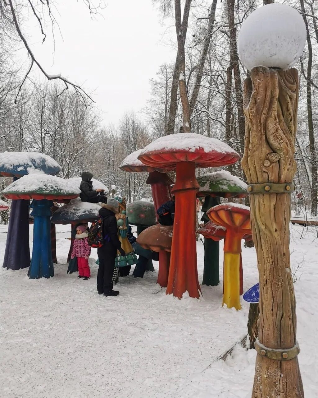 Сказочная тропа в москве. Тропа сказок в Кузьминках. Парк сказок в Кузьминках. Парк Кузьминки тропа сказок. Тропа сказок в парке Кузьминки.