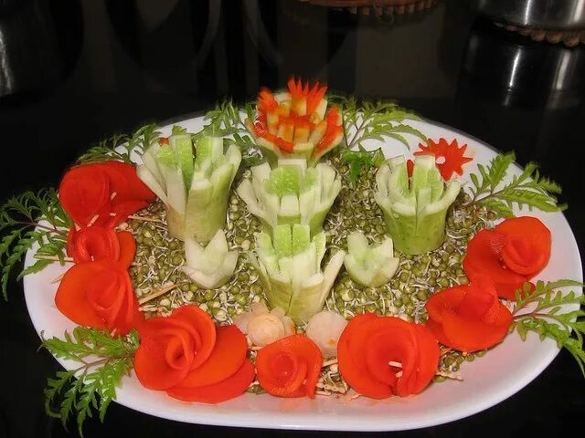 Праздничные украшения блюд. Украшение закусок. Украшения из овощей для праздничного стола. Красивые салаты. Овощная нарезка на праздничный.