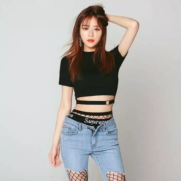 Кореянка в топе. Kpop корейки. Кореянки в топиках. Корейские топы для девушек. Кореянки в шортах.