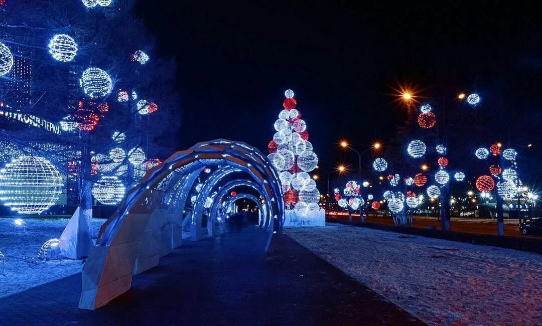 7 дней до нового года пермь. Новогодняя пермь. новогодняя ночь в перми. ночная новогодняя пермь. иллюминация в перми 2025.