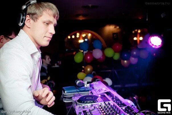 Диджей илья саблин. Ярославль диджей drew. Диджей неоновая картинка. Диджей ярославль. Федя диджей ярославль.