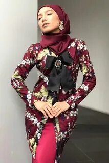 Kebaya merah