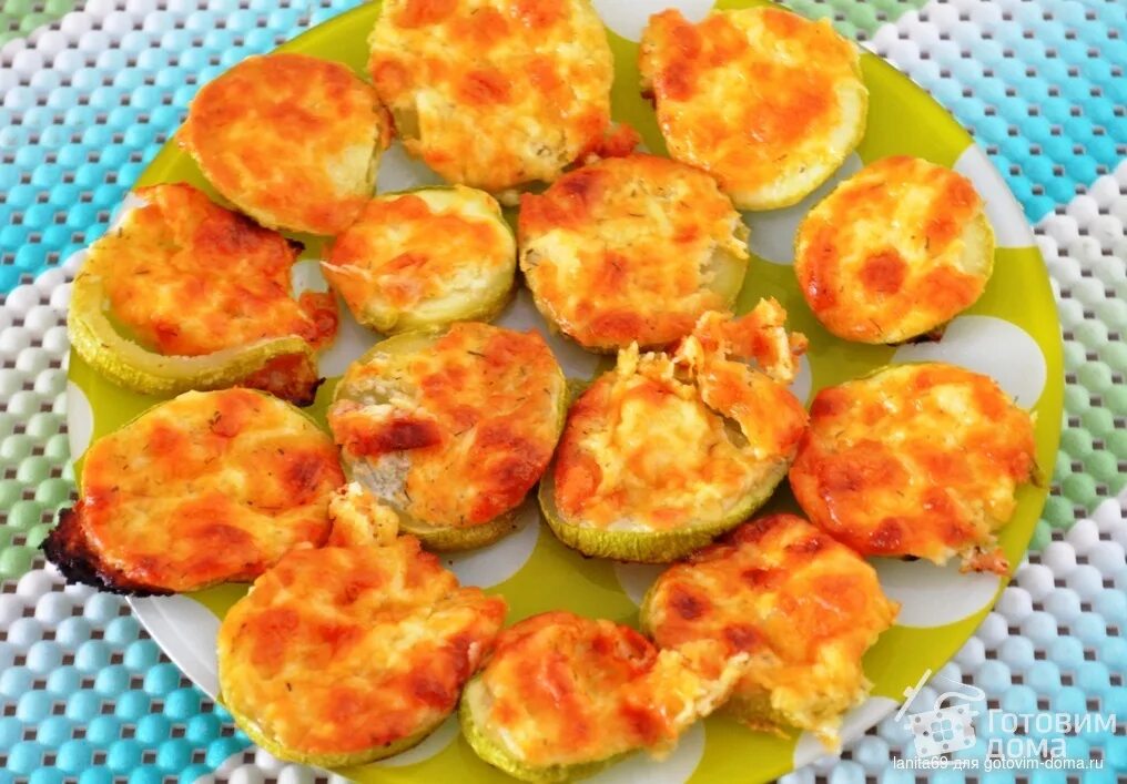 Простой рецепт кабачков с сыром. Кабачки в духовке с сыром и помидорами. кабачки с помидорами и чесноком в духовке. кабачки в духовке с помидорами и сыром и чесноком. кабачки с сыром и чесноком.