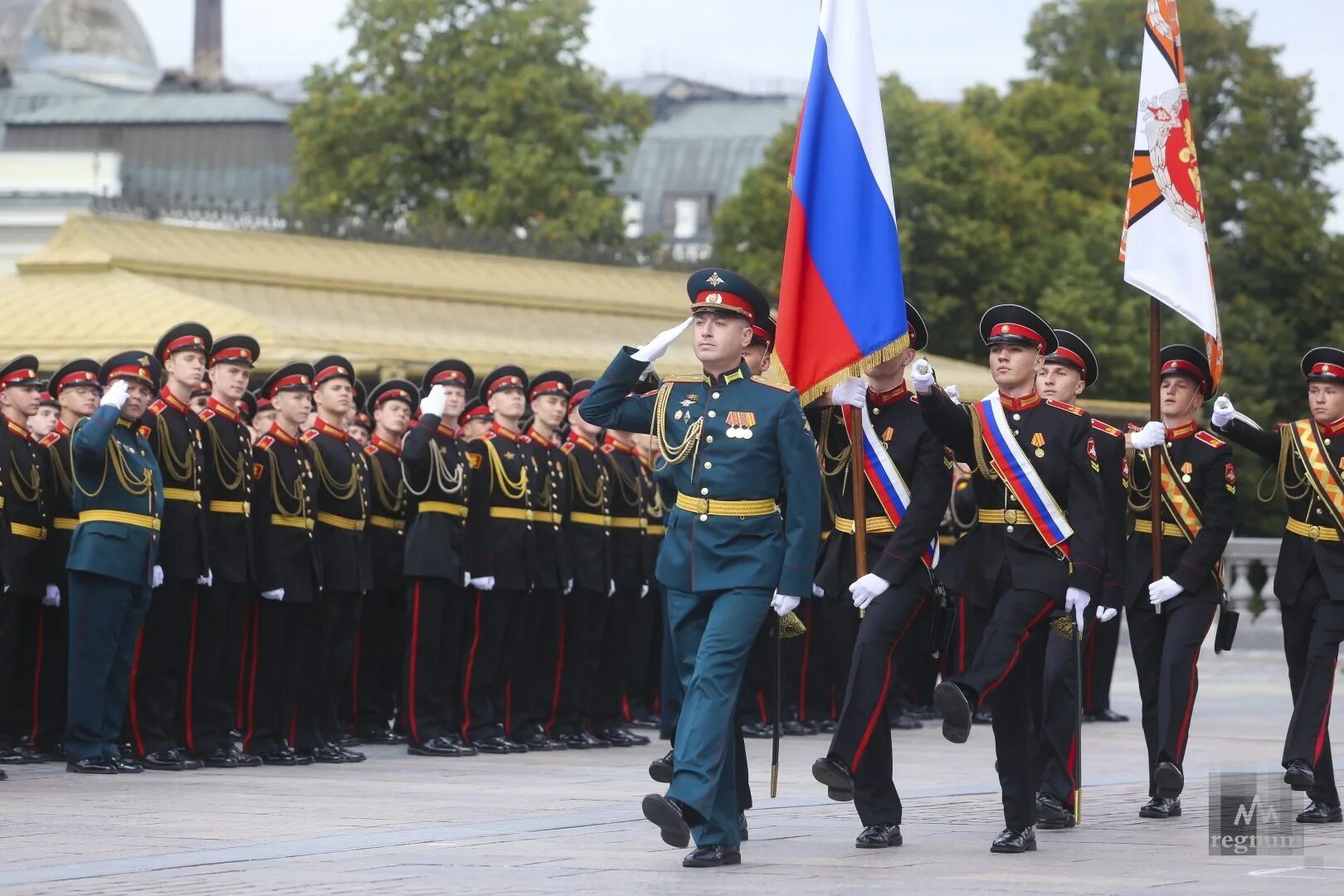 Церемониальный марш. Марш преображенского полка фото. Спасская башня почетный караул. Парад на красной площади 9 мая. Девушки на параде.