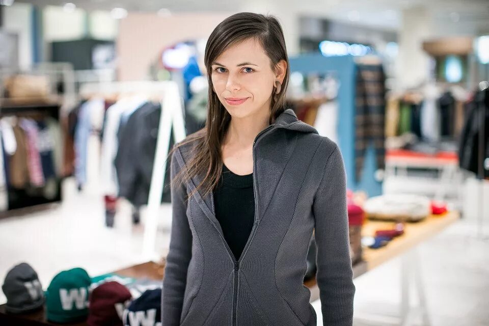 тракторный рынок. продавец одежды волгоград. продавец одежды волгоград. девушка выбирает футболку. униформа кассира в супермаркете.