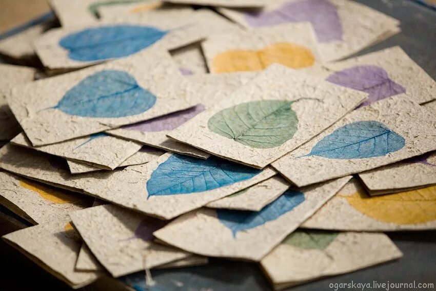 Бумага из отходов. Из переработанного картона можно раскрасить вручную. Из переработанного картона можно раскрасить вручную. Переработанный картон. Переработка картона.