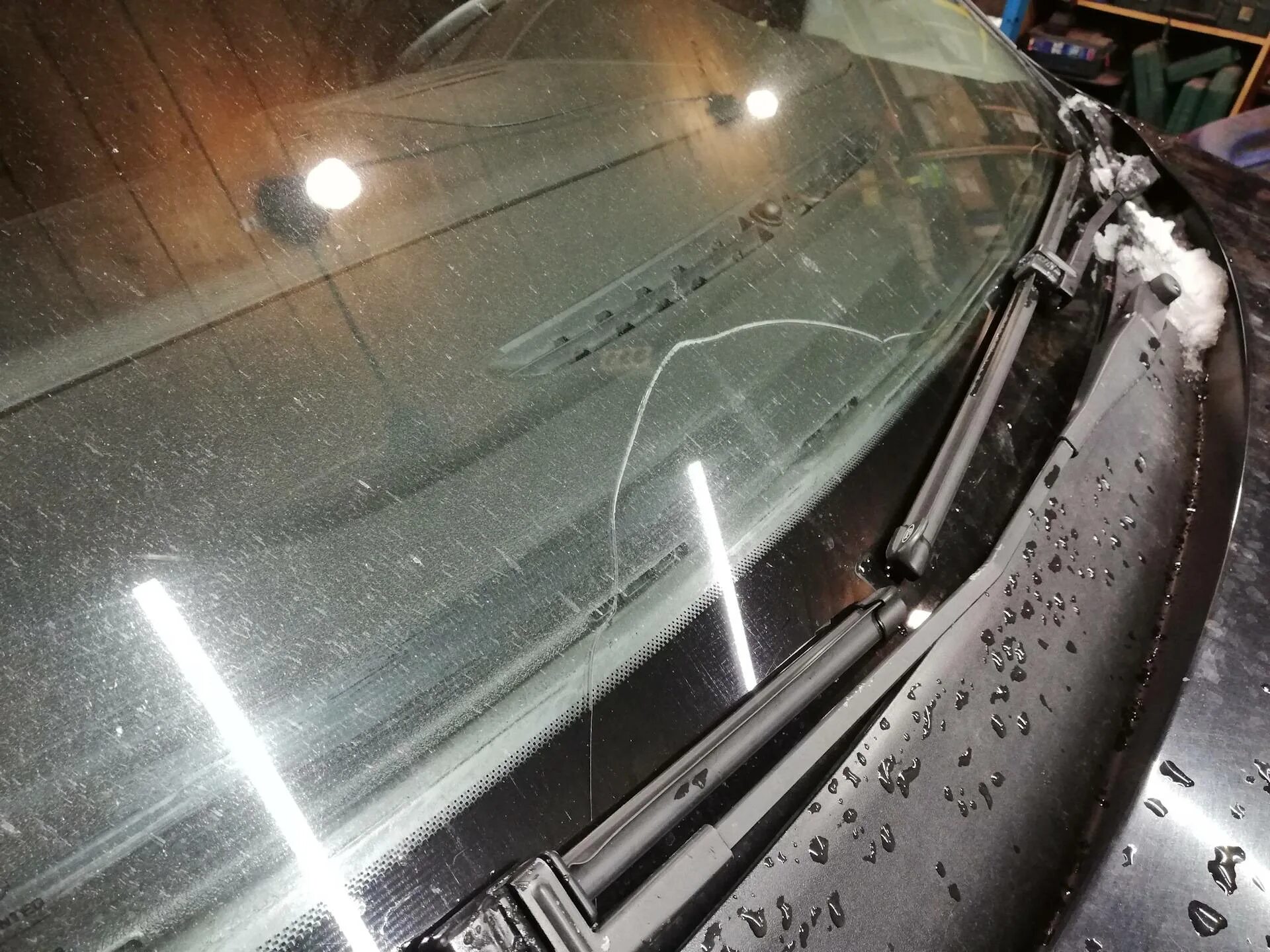 Трещина лобового стекла на w213. Треснуло лобовое стекло. Трещина на стекле автомобиля. Лобовое стекло Трошена.