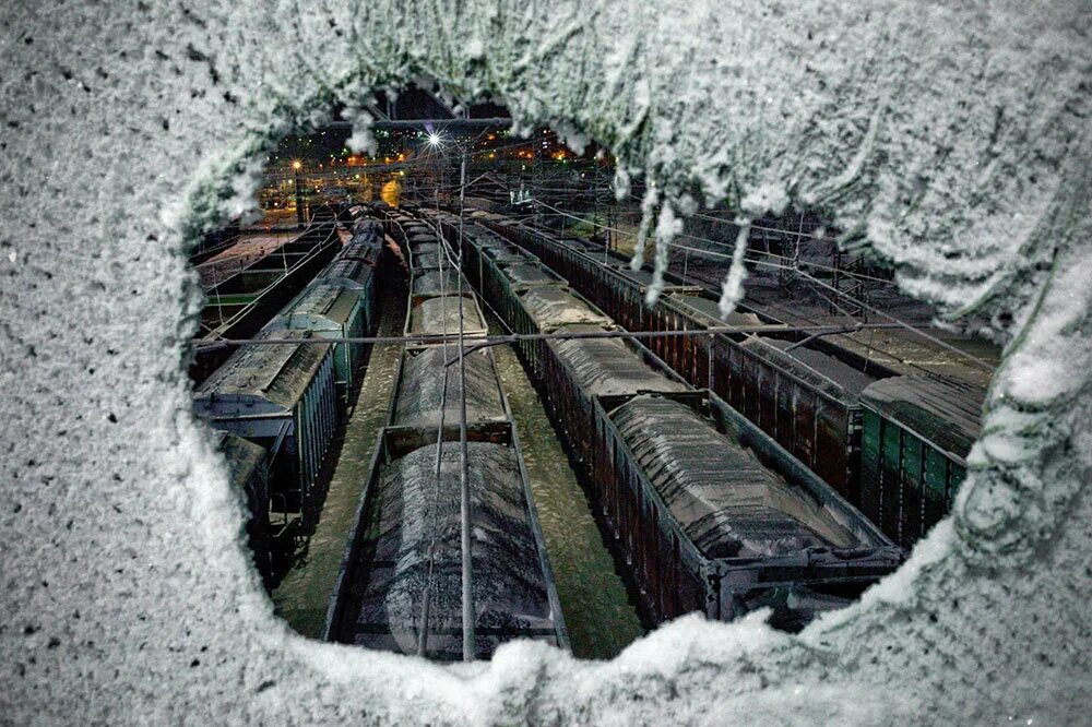 Поезд с углем. Вагоны с углем. Уголь зимой. Уголь ЖД. Уголь в вагоне