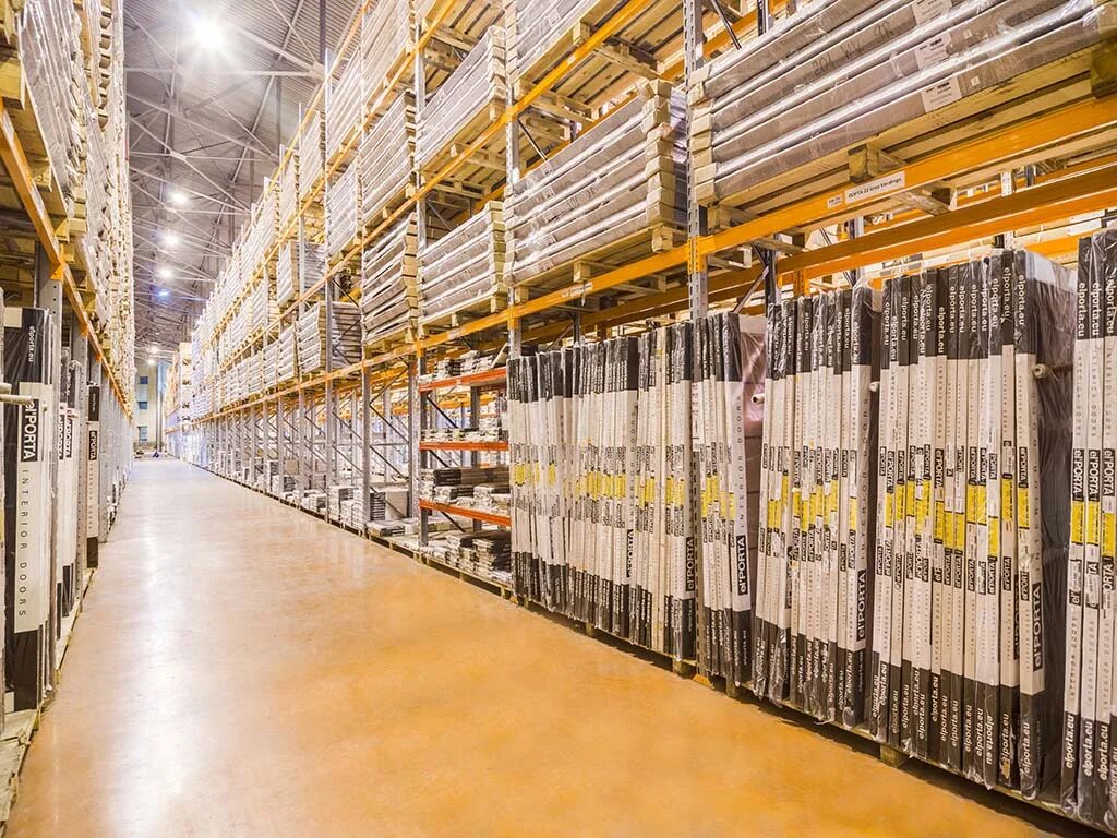 Склад дверей. Складирование металлических дверей на складе. Складская дверь. Складирование межкомнатных дверей. Склад межкомнатных дверей.