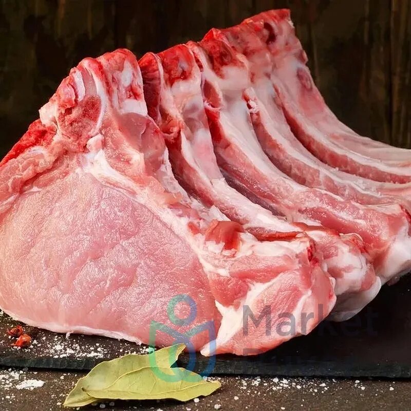 Сырое свиное мясо. Корейка и антрекот. Антрекот свиной. Антрекот свиной на кости. Мясо корейка свиная.