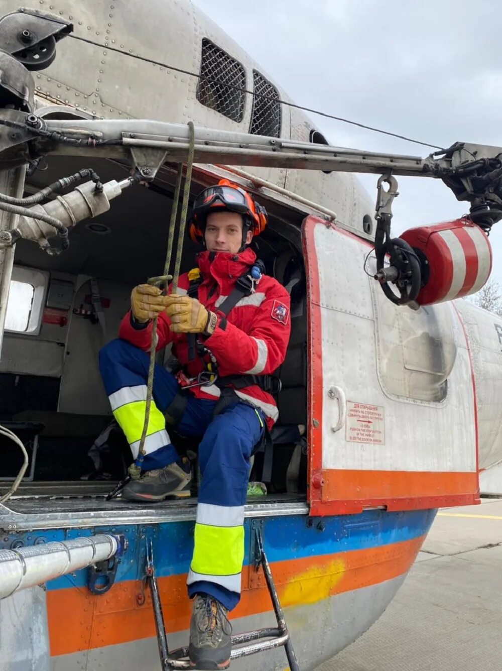 Спасатель десантник мчс. Летчик спасатель. Воздушных спасателей. Спасатель десантник мчс. Ангел спасатель.