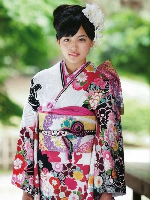 Japanese women is. Харуна Кавагути в кимоно. Бункин-такашимада. Кимоно японское. Кимоно японское женское головной убор.