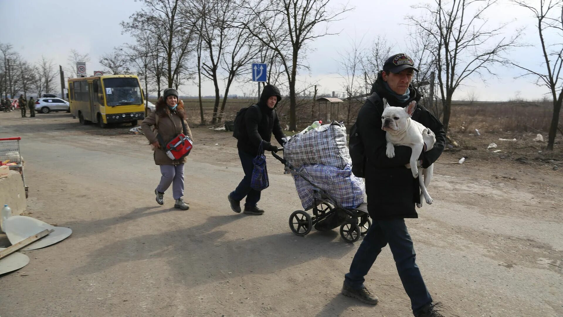 Беженцы из Мариуполя 2022. Люди бегут из Мариуполя. Беженцы на Украине в городе Мариуполь.