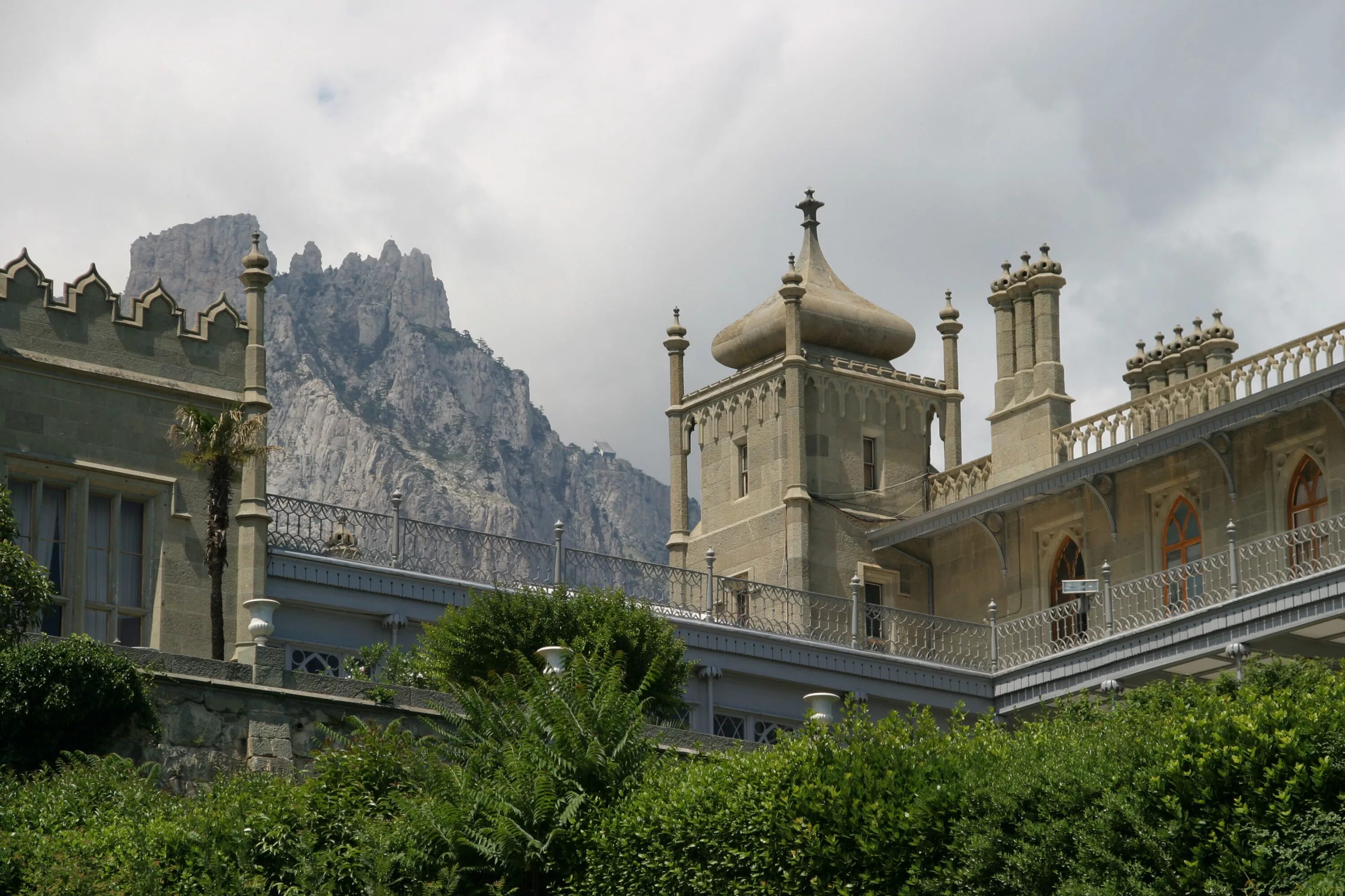 Крым Ялта Воронцовский дворец. Ялта Алупка Воронцовский дворец. Воронцовский дворец в Крыму архитектура. Воронцовский дворец (г. Алупка).