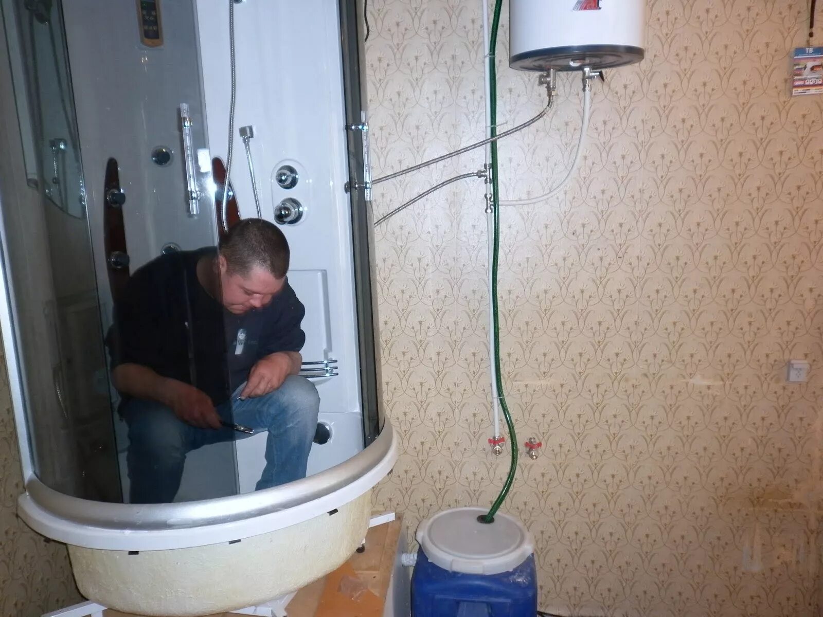Провести воду в комнату в общежитии. Душевая кабина в комнате общежития. Смешная душевая кабинка.