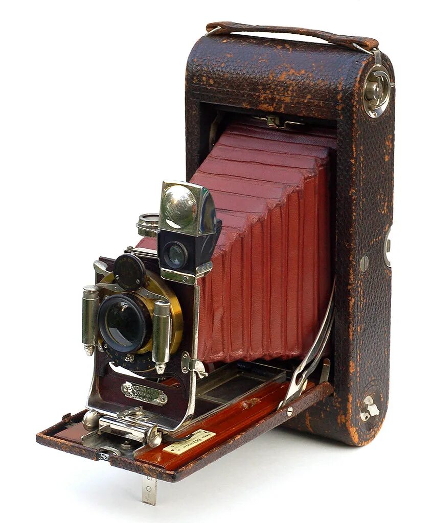 Старые камеры фото. Старинный фотоаппарат Кодак Eastman. Кодак фотоаппарат 1920. No. 3 Folding Pocket Kodak. Фотоаппарат Кодак раритетный.