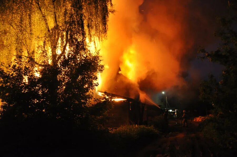 Салтыковка дом пожар сегодня. Пожар в тц в балашихе. Сгорел дом в балашихе. Пожар в балашихе сейчас. Пожарные тушат частный дом.