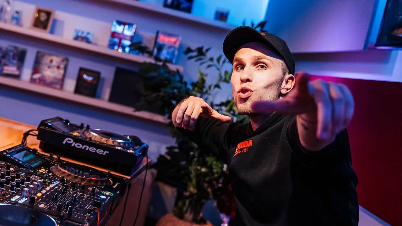 Protocol radio. Dj nicky romero protocol radio #451. ники ромеро диджей с родителями в студии. nicky romero с родителями.