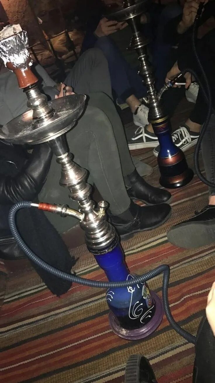 Курим кальян на улице. Курят кальян на природе. Курение кальяна. Кальян на улице набережная. Кальян на улице вечером.