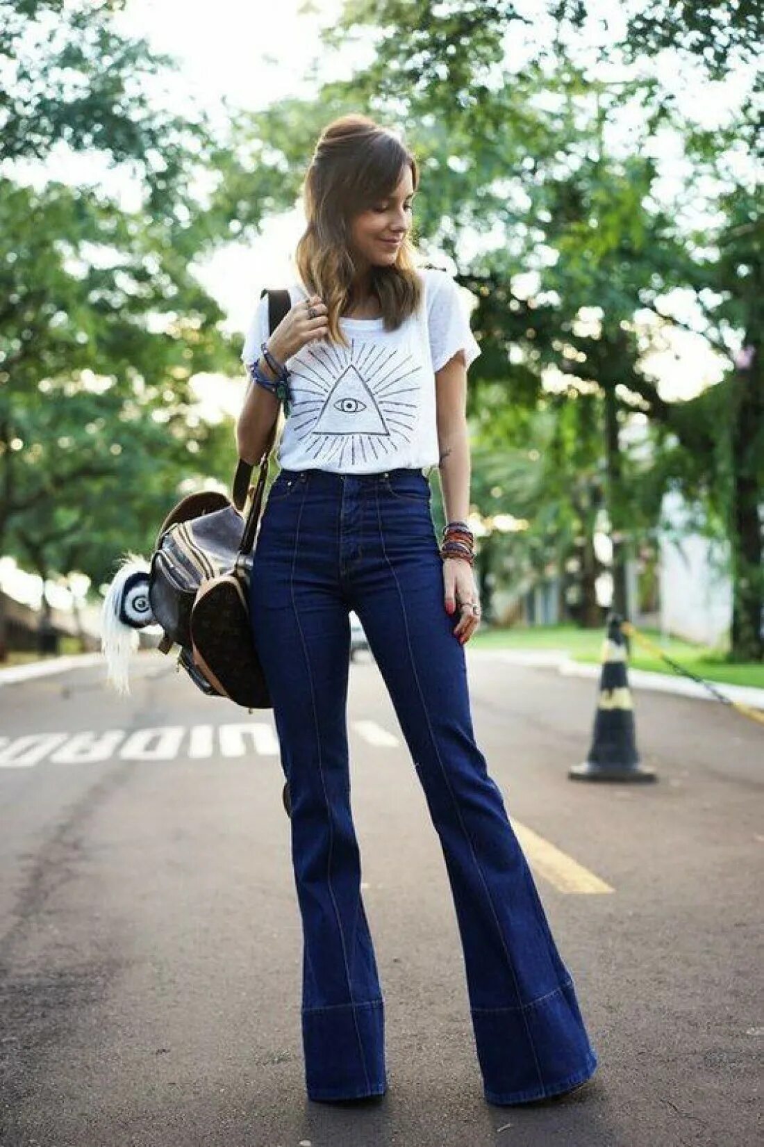 Что надеть с джинсами клеш. Джинсы клеш тренд 2025. брюки клеш street style 2025. черные джинсы клеш 2025. штаны клеш 2000.