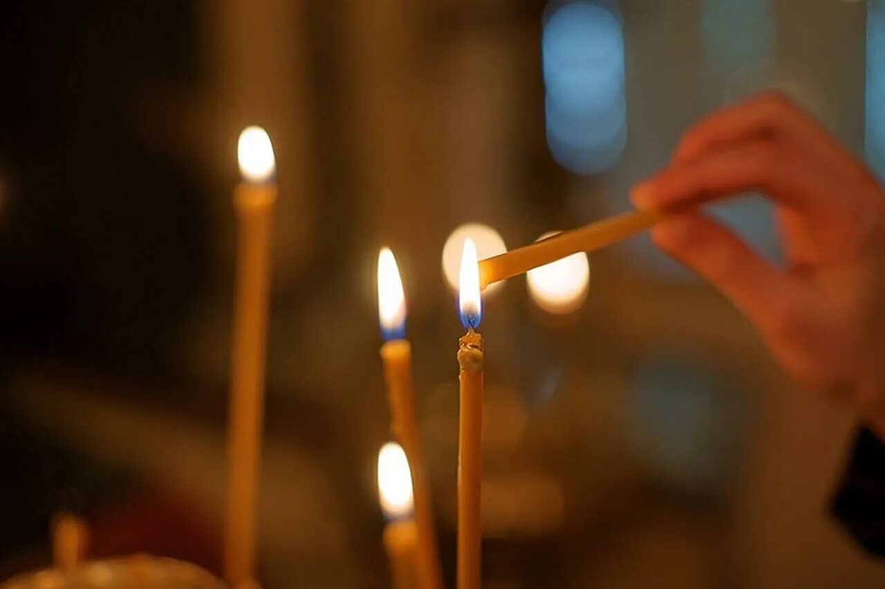 свечи в храме. рука с церковной свечкой. свеча похороны. церковная свеча в руке. церковная свеча в руке.