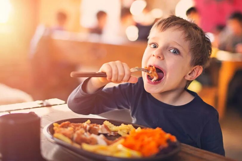 Is it good to eat. Еда для детей. Ребенок ест. Дети в кафе. Ребенок завтракает.