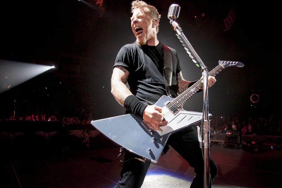 Солист группы металлика. Хэтфилд металлика на сцене. Metallica 2010. Metallica Live 2010.