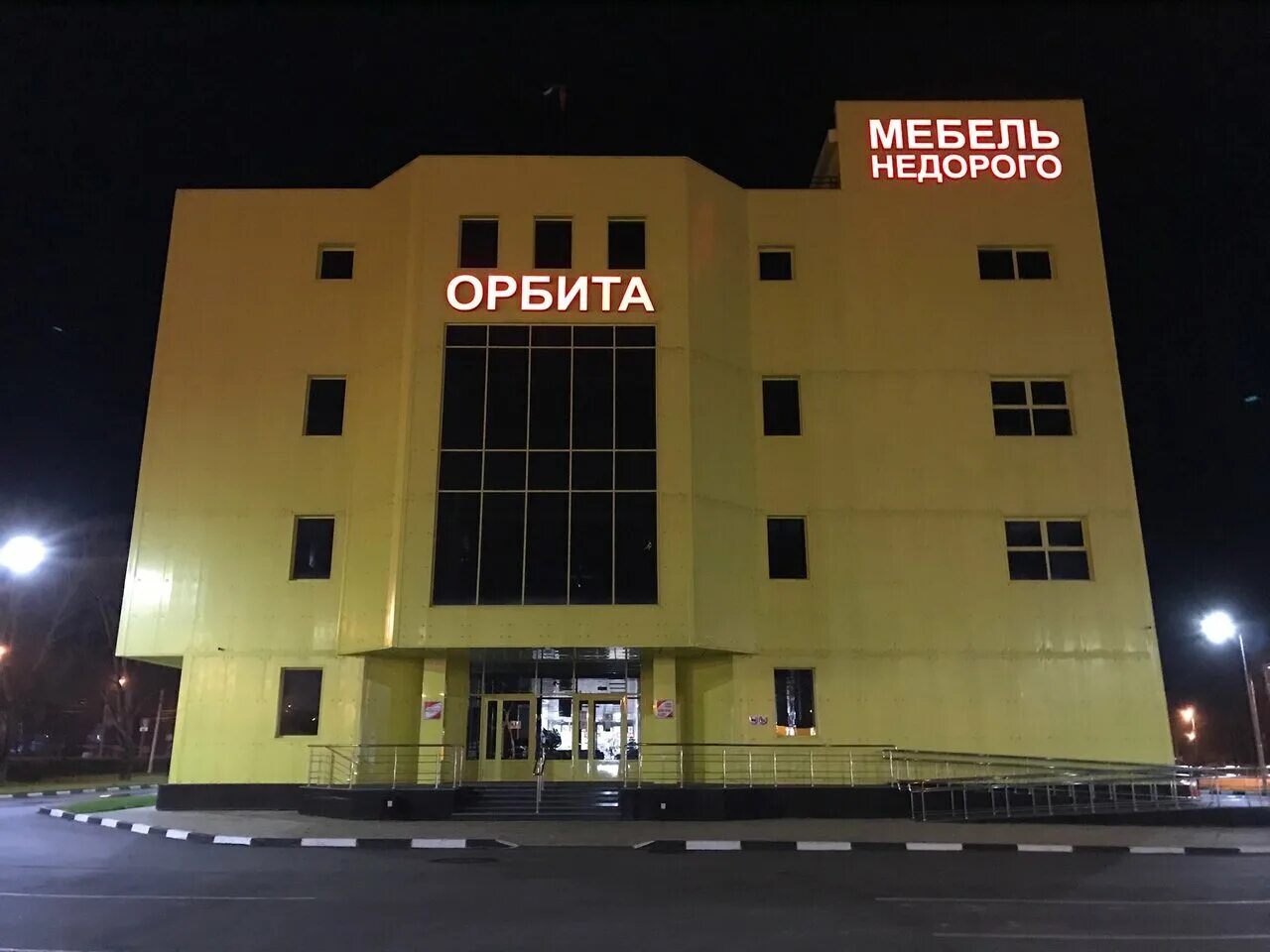 Южно сахалинск в октябре. Стекло южно сахалинск. Сахалин южно-сахалинск. Южно-сахалинск 2013. Магазины южно-сахалинска.