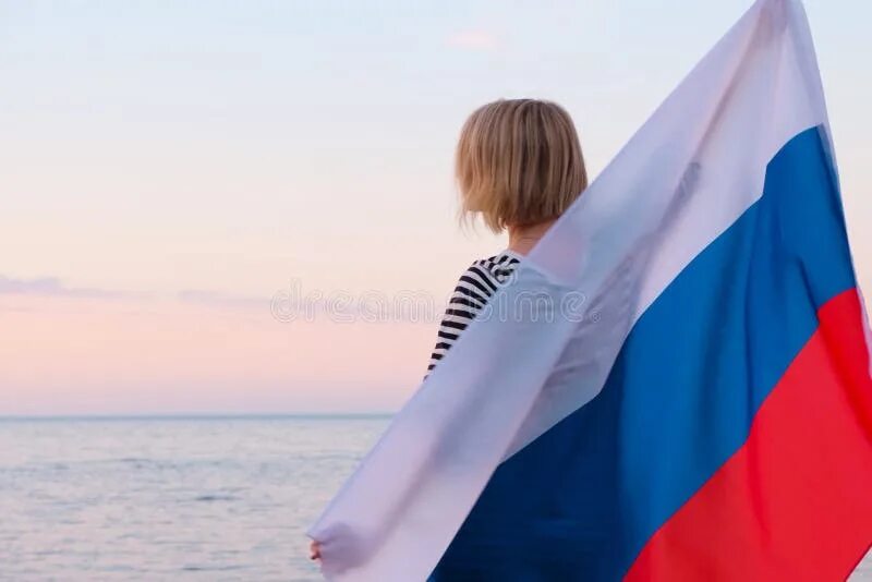 Человек с флагом в руках. Женщина с флагом в минске. Девушка с флагом. Российский флаг в одессе. Девушка с русским флагом.