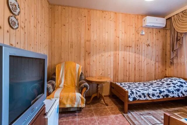 Лазаревское. Штора посередине комнаты. Гостевой дом мари рос якорная щель. Комната щель. Алёнка якорная щель.