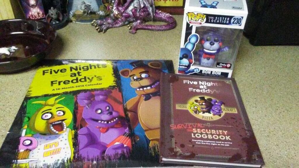 Книги по фнафу. Книга Five Nights at Freddy's. Журнал ФНАФ. Five Nights at Freddy's журнал по выживанию. Персонажи из книг ФНАФ.