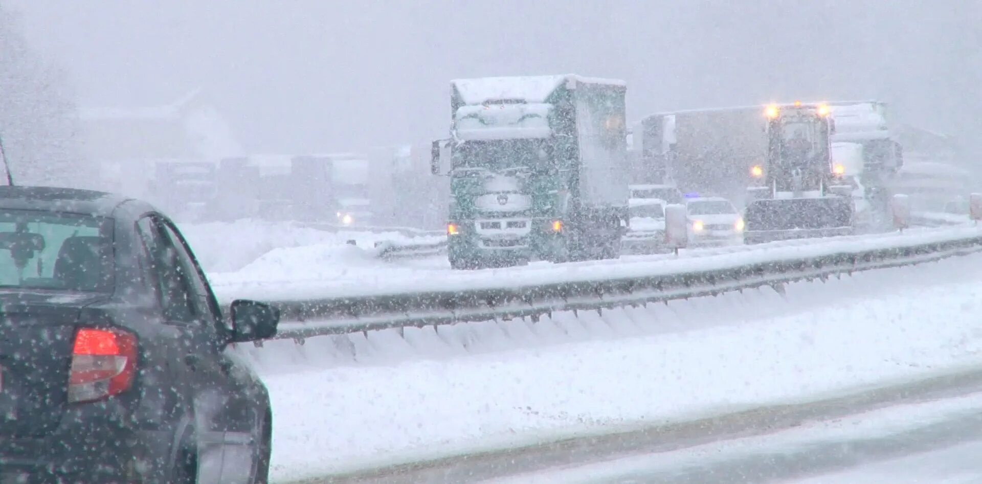 Снег в апреле в москве. В японии выпал снег 2022. Замело снегом. Снегопад в свердловске 1984. Кучи снега в городе.