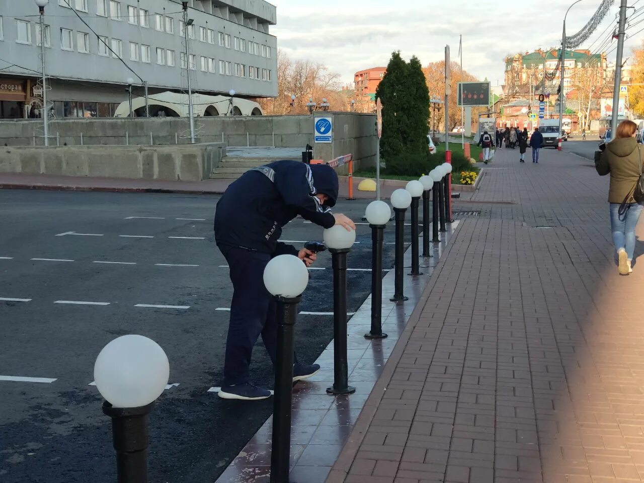 Вандализм разбивание фонарей. Сломанный фонарь. Фонари возле скамеек. Фонарь разбился.