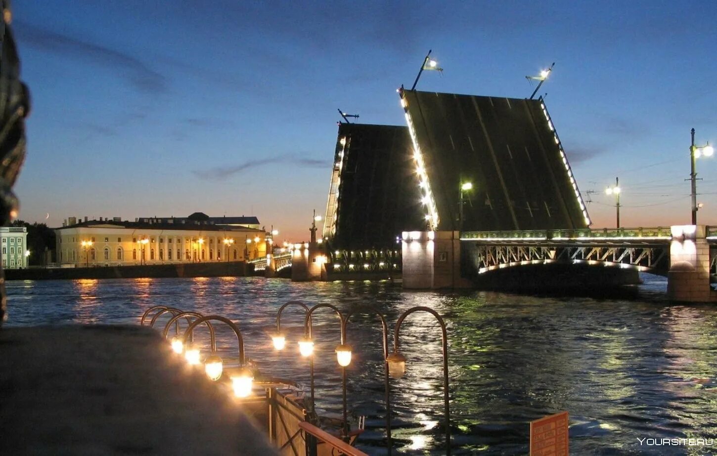 Санкт петербург город поет. Дворцовый мост в санкт-петербурге. невский проспект разводные мосты. дворцовый мост лето спб. пять пролетов дворцового моста.