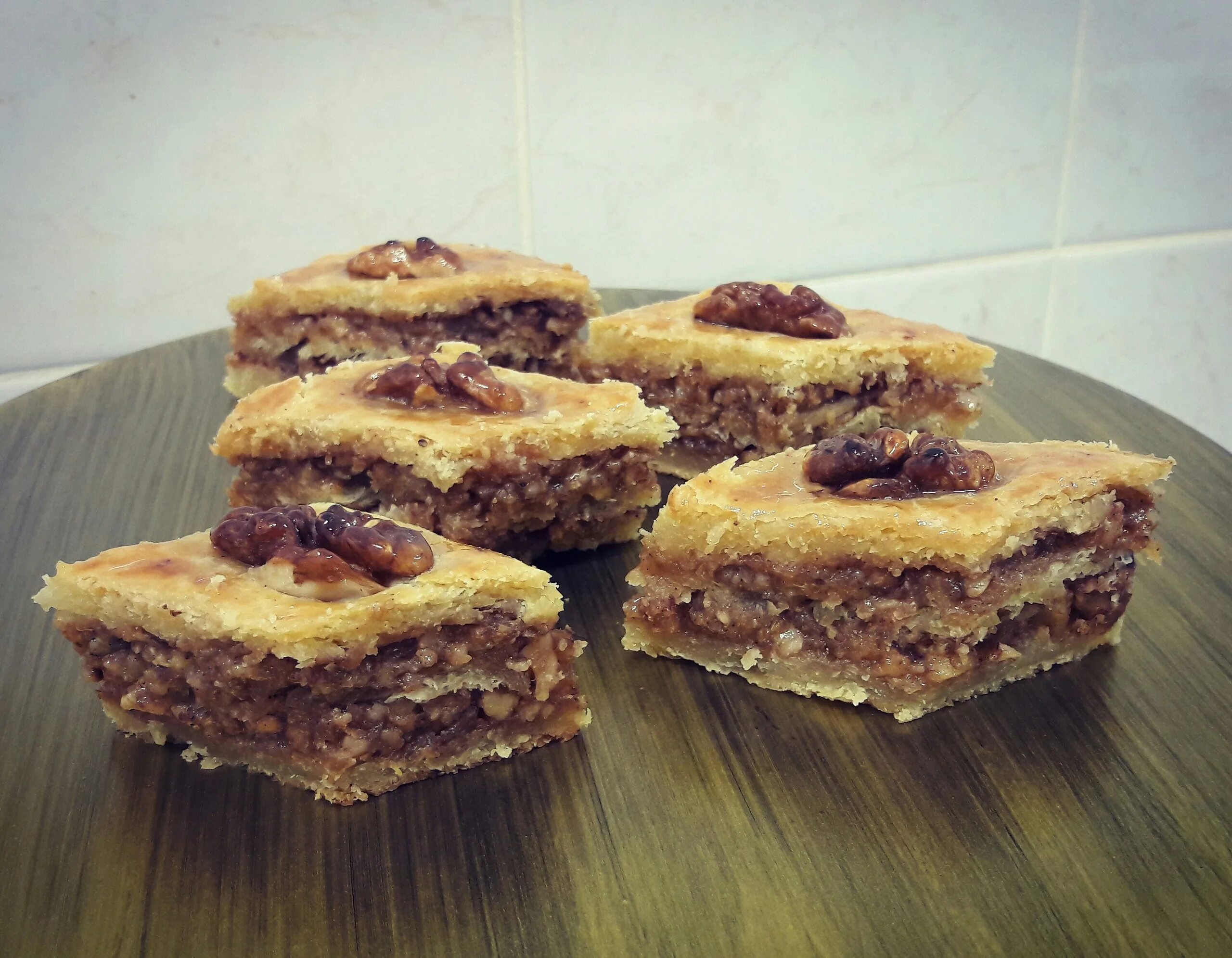 Пахлава сочи. Армянский ореховый пирог. Сочинский пирожок. Сочинский пирог с орехами. Сладкий пирожок с грецким орехом.