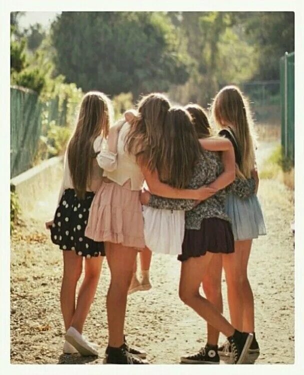 Школьные подруги. Подруги ржут. Подруги улыбаются. Девочки подружки. Юные подруги.