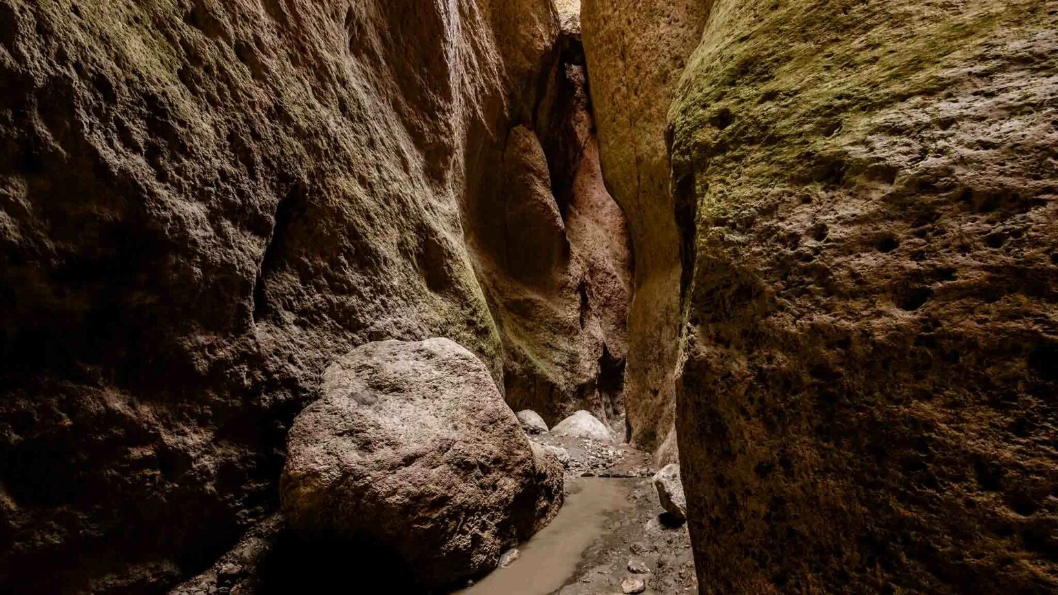 Горы страшно. И было душно в ущелье темном. Сквозь серый камень вода сочилась и было душно в ущелье темном. Проверь себя, рано утром. Рано утро солнце еще не палило так жарко и с моря.