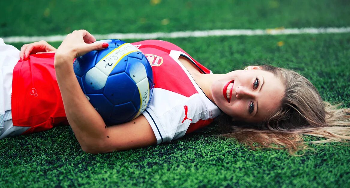 Фотосессия в футбольной форме девушка. Девочка футболистка. Девочка с футбольным мячом. Фотосессия с мячиком. Футбольная фотосессия для девушки.
