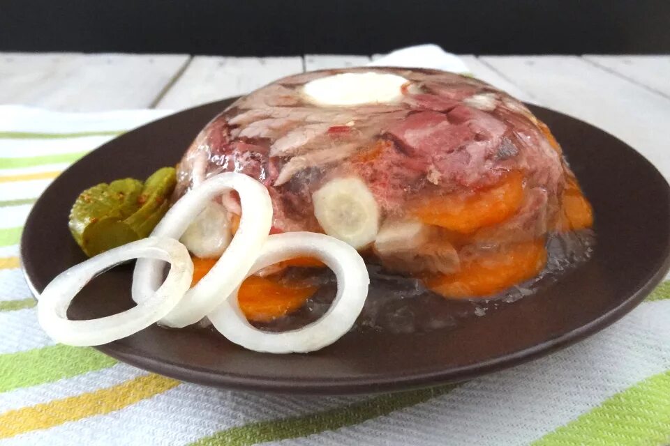 Как сварить вкусный свиной холодец. Холодец из свинины. холодец из рульки свиной. холодец из свиных ушей. холодец из говядины.