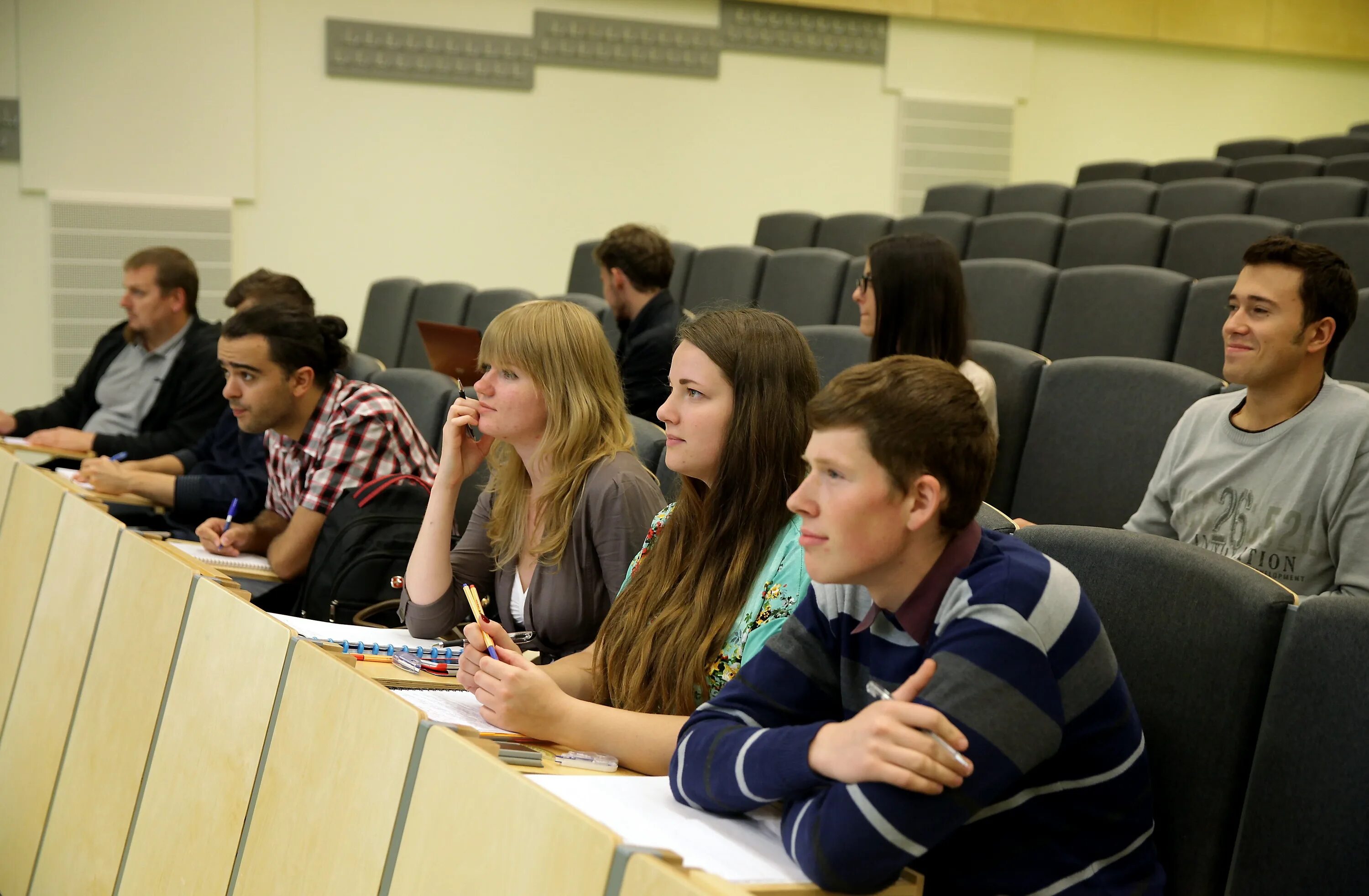 Сколько студентов в институте. Студенты в аудитории. Аудитория в университете со студентами. Вузы Латвии. Университет Латвия студенты.